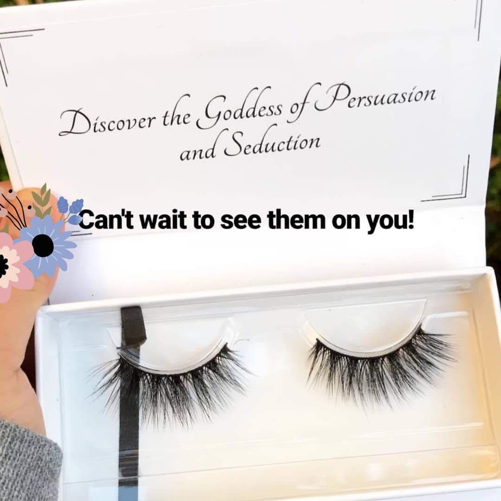 Atara’s Collections Lashes in the style Peitho.